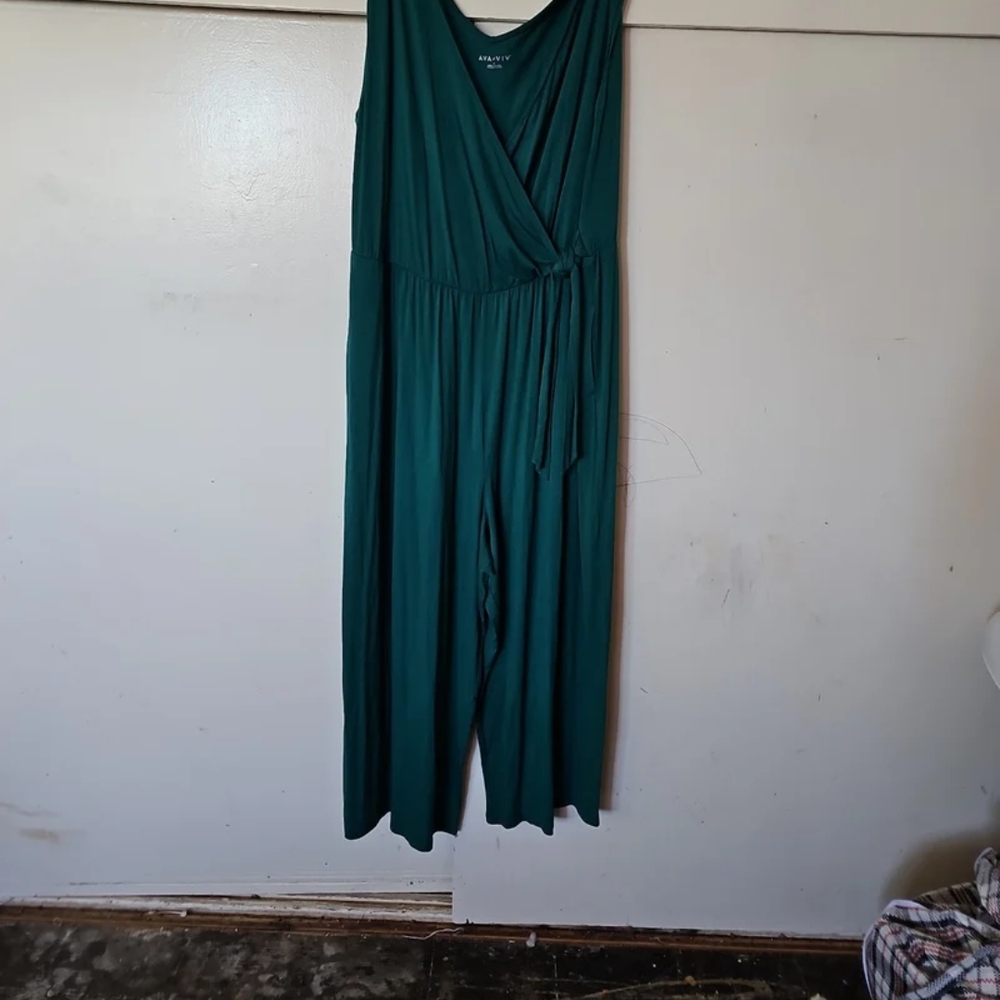Chic Green Jumpsuit with Flowing Satin Fabric